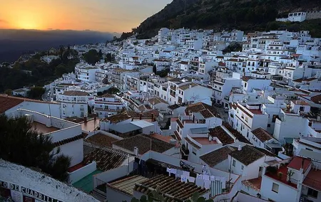 Private 8-hour Tour to Mijas Marbella and Puerto Banús from Malaga