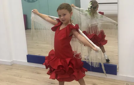 45 minutes flamenco dance class for family in Málaga