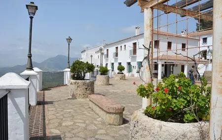 Wine, Tapas & Lake Zahara by e-bike incl Ronda pickup (full day)