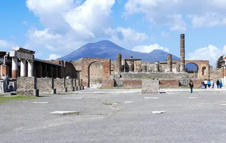 Pompeii & Mt.Vesuvius Day Tour from Naples with Pizza Lunch