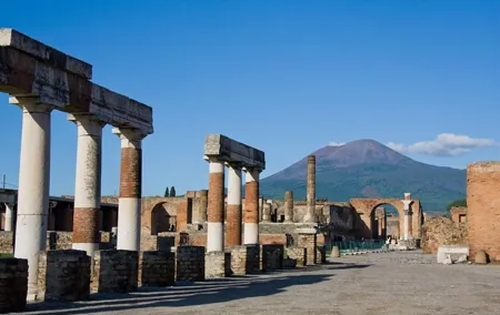 Pompeii and Vesuvius Small Group Tour From Naples with Pizza