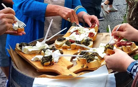 Naples: Street Food and Sightseeing Tour with Local Expert