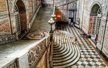 Private Guided Tour in Naples Royal Palace and Monumental Area