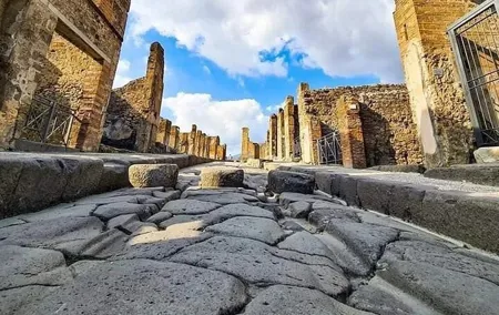 Transfer Naples airport/station to Sorrento with stop in Pompeii