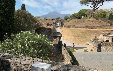 Transfer Naples to Positano and stop in Pompeii