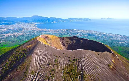Skip-the-lines private tour of Ancient Herculaneum and Volcano Vesuvius with local guide and driver