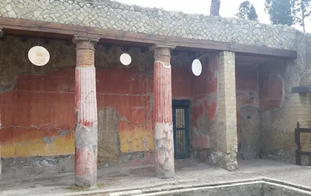 Tour in the ruins of Herculaneum with an archaeologist