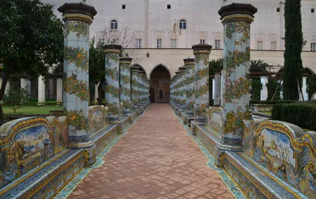 Guide tour in Naples downtown with an art expert