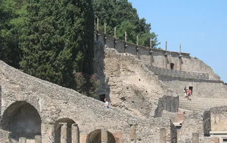 Archaeological Tour: Ruins of Herculaneum+Oplontis+Pompeii (Full Day)