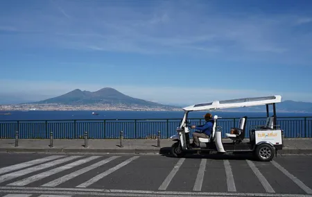Naples in Tuk Tuk between Panoramas, Castles and Coffee Break