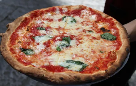 Sightseeing Tour and Pizza in Napoli