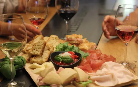 Historical Naples with Final Aperitif: Culture, History & Food