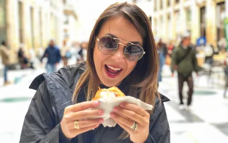 Seaside Naples Food Tour with Marina Promenade & Visit of Castel dell'Ovo