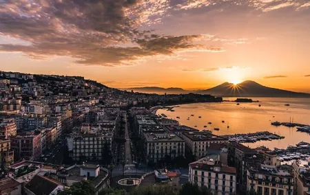 From Naples: Pompeii and Sorrento Bus Tour with Guide