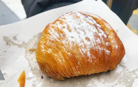 Naples Walking Tour with Pizza and Sfogliatella Tasting