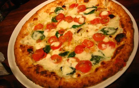 Private tour of Pizza Invention in Naples & cooking it with a local