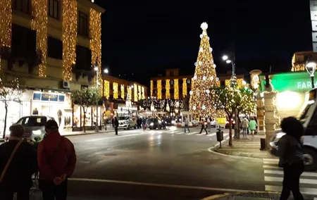 Tour of the City of Sorrento with beautiful Christmas decorations