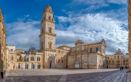 Private transfer from Naples to Lecce with 2h Sightseeing Stop