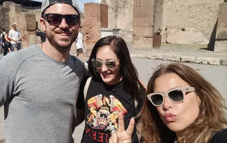 Naples to Pompeii or Herculaneum guided tour and Back