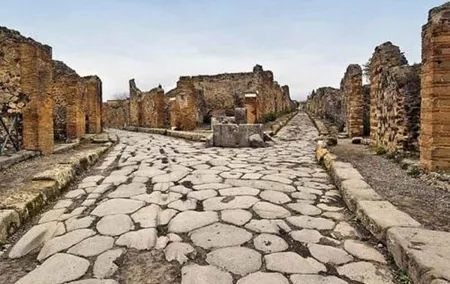 Pompeii: CLASSICAL or 2 DAYS WITH NAPLES CENTER & UNDERGROUND