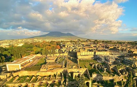 From Naples: Pompeii private tour with lunch at the slopes of Mt Vesuvius