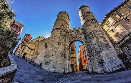 Genoa Day Tour: 4 hours of History with Focaccia , Prosecco & Joy
