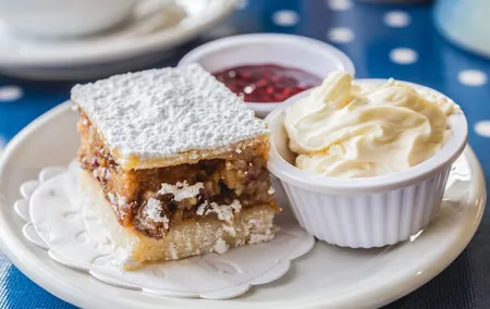 Dublin Historical Centre Food Tour with 8 Food Tastings & Drinks