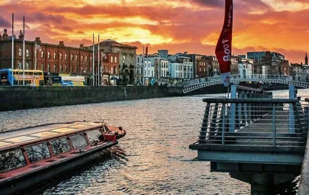 Dublin Sightseeing Cruise on River Liffey with Local Guide