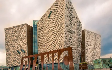 Private Tour from Dublin to Belfast in a Luxury Car