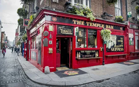 Dublin Old Town: Famous Pubs Exploration Game and Tour