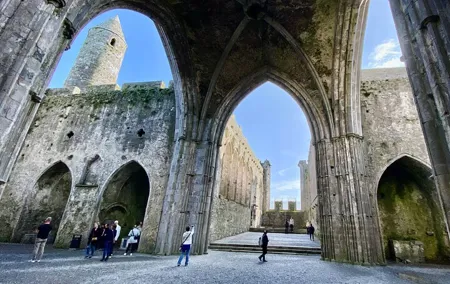 Rock of Cashel Cahir Castle Private Day Tour from Dublin w/picnic