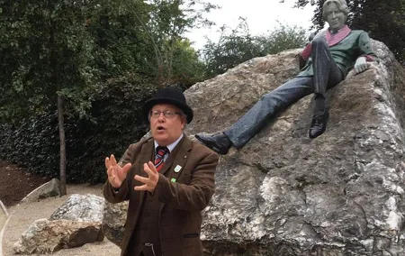 Walking tour in Merrion Square Park with a pint of Guinness Dublin Rogues Tour