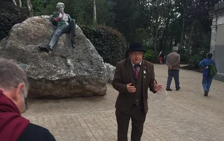 Walking tour in Merrion Square Park - Dublin Rogues Tour