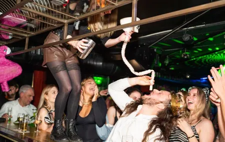 Amsterdam: City Centre Bar Crawl and Nightlife Experience