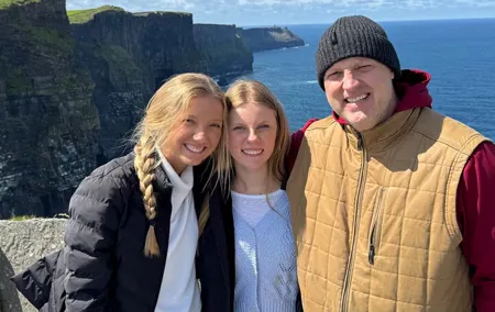 Cliffs and Castles: Cliffs of Moher and Bunratty Tour from Cork