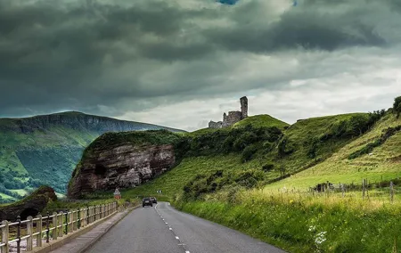 Northern Highlights Full-Day Guided Tour in Northern Ireland