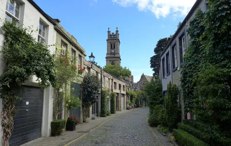 Edinburgh: Dean Village Circus Lane Walking Tour with a Local