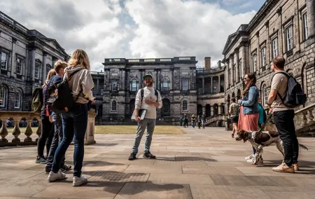 Edinburgh Old Town Walking Tour With Holyrood Palace Entry