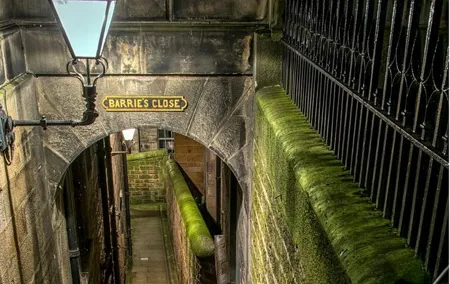 Edinburgh 2 Hour Nighttime Ghost Tour Italian Tour Guide