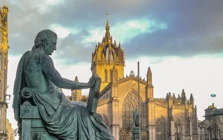 Small Group Walking Tour with Hidden Walks Author in Edinburgh