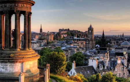 Edinburgh Scavenger Hunt and Highlights Self Guided Tour