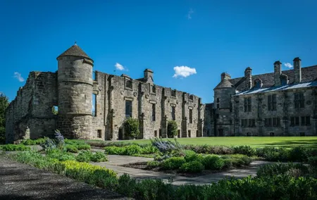 Edinburgh: Lindores Abbey, Falkland Palace & Whisky Private Tour