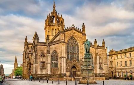 Edinburgh: City Walk Audio Guide in 7 Languages on your Phone