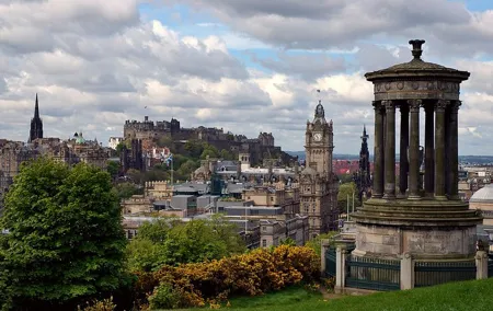 Grand tour of Edinburgh with all of the most popular & main tourist attractions