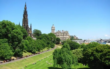 Semi-Private Edinburgh City Walking Tour with a Local Expert Guide