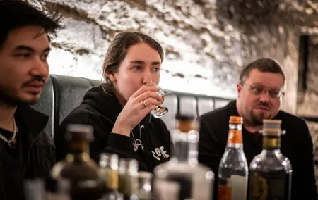 Edinburgh Old and New Towns Walking Tour with Whisky Tasting