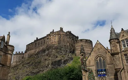 Public guided tour of Edinburgh at a minimum price - in French