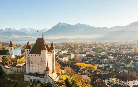 Zürich: Private Day Tour to Swiss Villages, Capital City & Castle