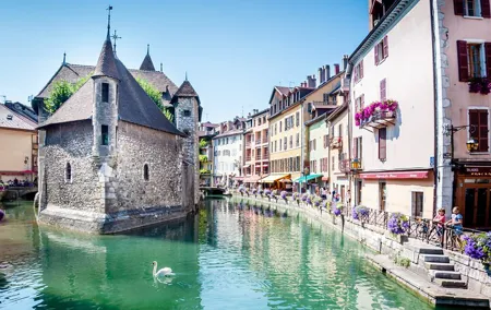 Private Transfer: Zurich to Lyon,2h of sightseeing stop in Annecy
