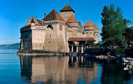 (KTG303) - Winter Montreux, Chillon & Chaplin's World from Geneva